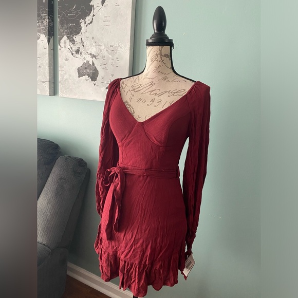 Boutique Dresses & Skirts - Burgundy mini dress with long puff sleeves